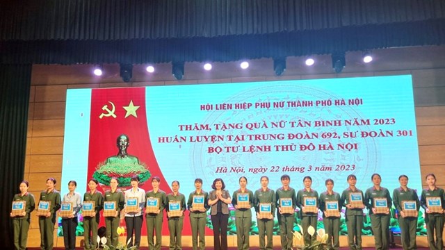 Hội LHPN Hà Nội tặng quà nữ tân binh tại Trung đoàn 692
