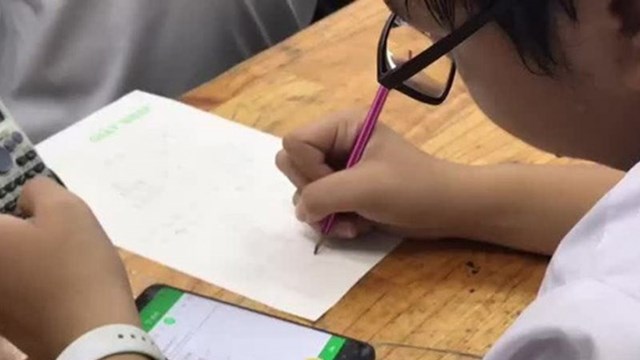 Cho học sinh sử dụng điện thoại trong lớp: Có "vẽ đường cho hươu chạy"?