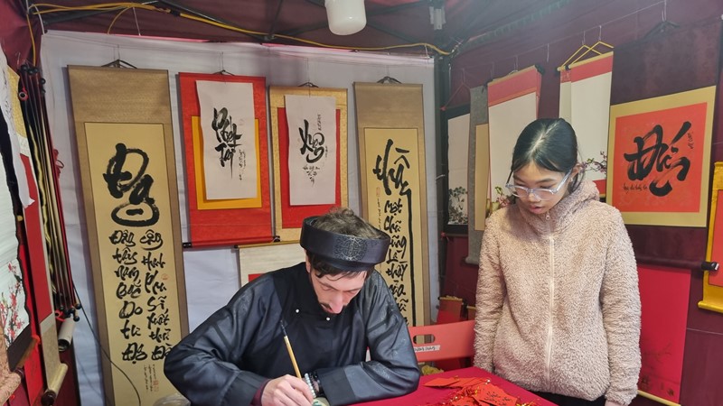 “Ông đồ Tây” cho chữ tại Văn Miếu - Quốc Tử Giám
