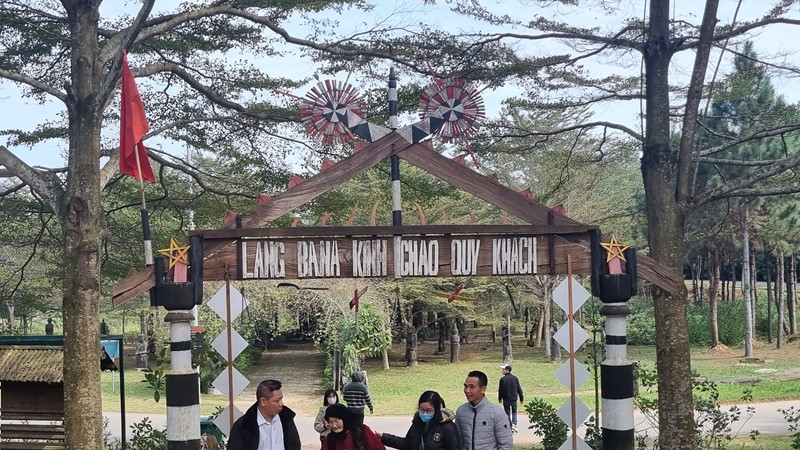Làng văn hóa du lịch các dân tộc Việt Nam rộn ràng đón khách