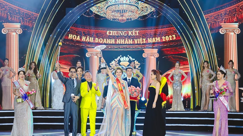 Doanh nhân Lê Thị Lan đăng quang Hoa hậu Doanh nhân Việt Nam 2023
