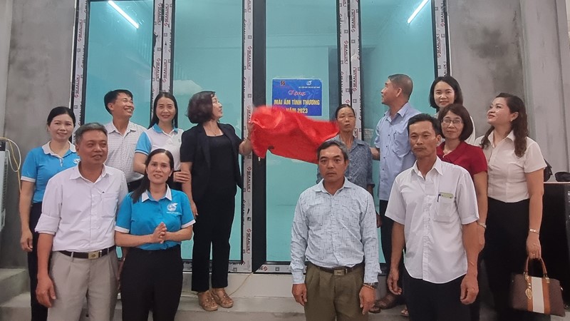 Hội LHPN Hà Nội: Bàn giao “Mái ấm tình thương” cho hội viên phụ nữ có hoàn cảnh khó khăn