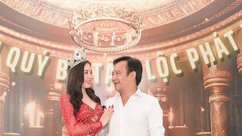 Nghệ sĩ Quang Tèo thân thiết với Hoa hậu Phan Kim Oanh khiến dân mạng “thắc mắc”