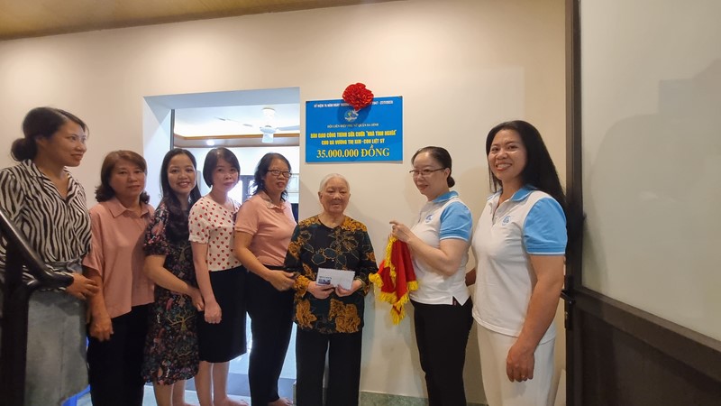 Hội LHPN quận Ba Đình bàn giao công trình sửa chữa nhà tình nghĩa 