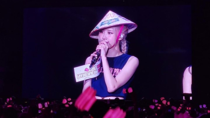Black Pink đội nón lá nhảy “See tình” trong show diễn tại Hà Nội