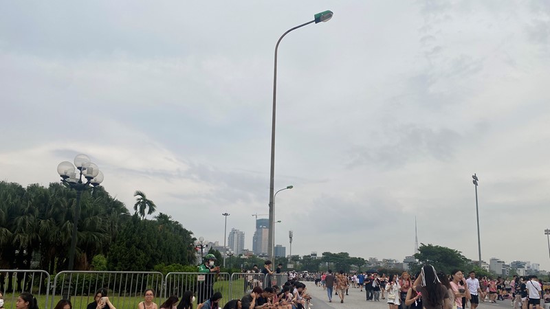 Thời tiết và an ninh tốt, khán giả đến sân vận động Mỹ Đình sớm 