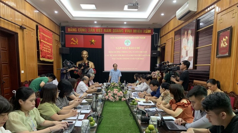 Tổ chức liên hoan tiếng hát người cao tuổi