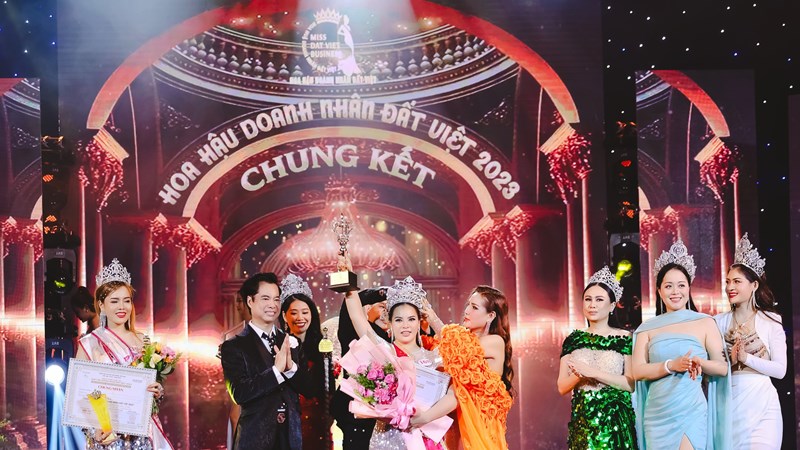 Doanh nhân Ngô Thị Loan đăng quang Hoa hậu Doanh nhân Đất Việt 2023