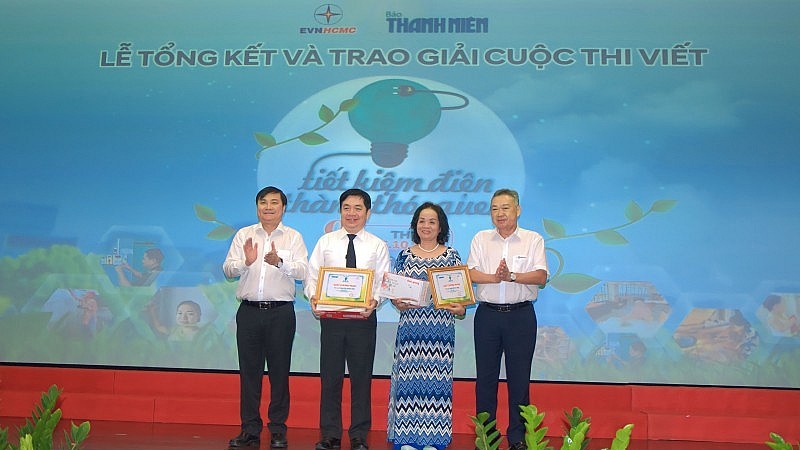 Trao giải cuộc thi viết “Tiết kiệm điện thành thói quen”