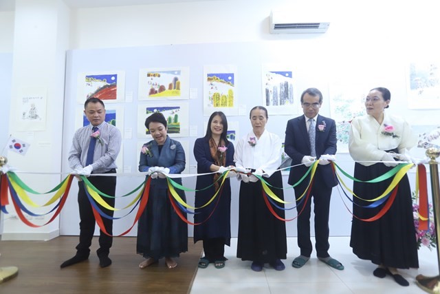 Triển lãm trưng bày tranh của họa sĩ Việt Nam và Hàn Quốc