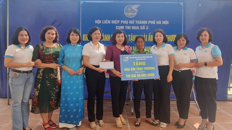 Cụm thi đua số 3 Hội LHPN Hà Nội trao tặng “Mái ấm tình thương” cho hội viên hoàn cảnh khó khăn