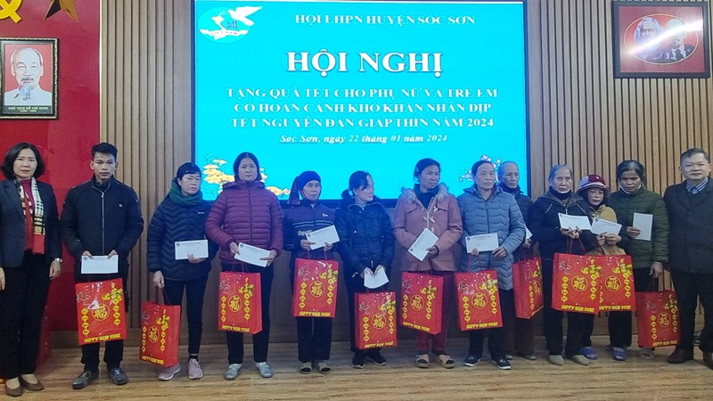 Tặng quà dịp Tết Nguyên đán cho phụ nữ và trẻ em có hoàn cảnh khó khăn