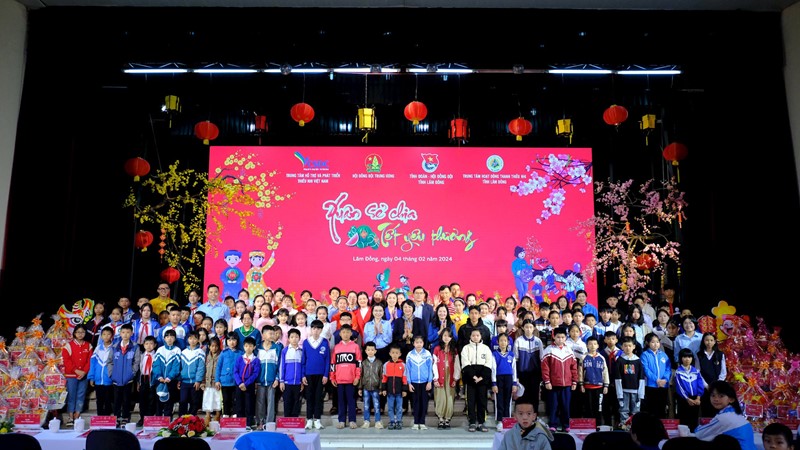 “Xuân sẻ chia - Tết yêu thương” trao tặng hơn 10.000 phần quà Tết 