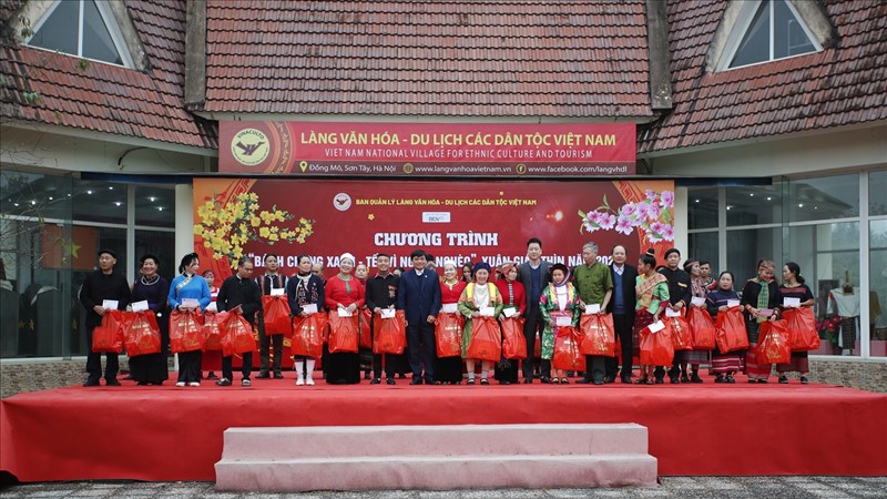 Ấm áp chương trình “Bánh chưng xanh - Tết vì người nghèo” năm 2024