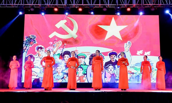 Hà Nội biểu diễn nghệ thuật chào mừng kỷ niệm 134 năm Ngày sinh Chủ tịch Hồ Chí Minh
