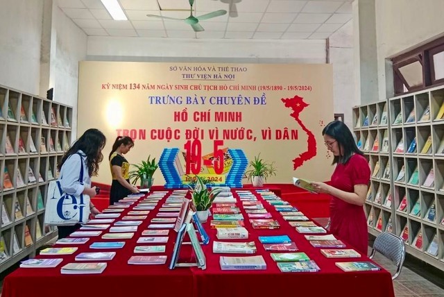 Trưng bày sách, báo chủ đề “Hồ Chí Minh - Trọn cuộc đời vì nước, vì dân“
