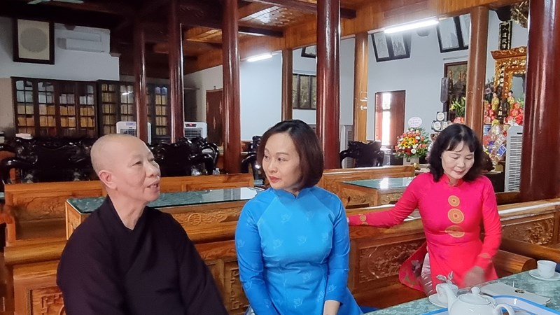 Lãnh đạo Hội LHPN Hà Nội thăm, chúc mừng Đại lễ Phật đản tại chùa Trăm gian