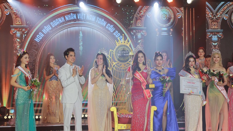 Doanh nhân Nguyễn Thị Triều đăng quang Hoa hậu Doanh nhân Việt Nam Toàn cầu 2024