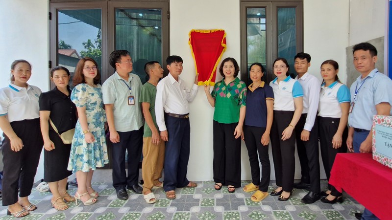 Báo PNTĐ trao kinh phí hỗ trợ xây “Mái ấm tình thương“