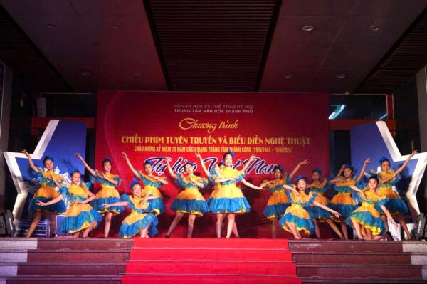 Tổ chức chiếu phim và biểu diễn nghệ thuật dịp Quốc khánh 2/9