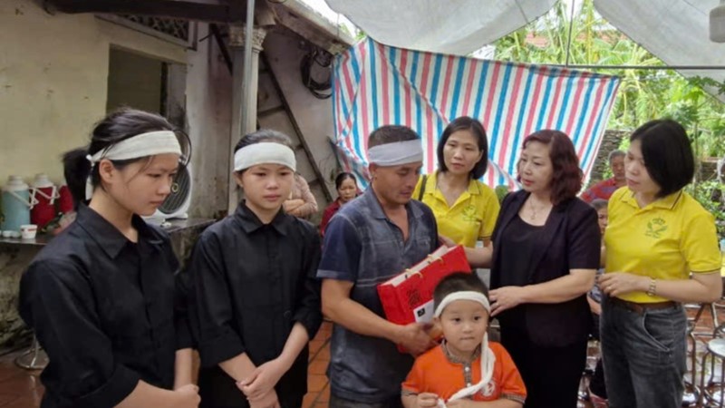  Lãnh đạo Hội LHPN Hà Nội thăm, động viên gia đình hội viên phụ nữ tử vong do điện giật