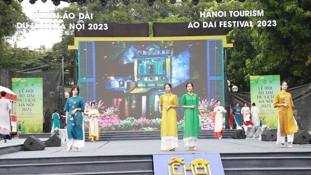 Hấp dẫn, lung linh sắc màu tại Lễ hội Áo dài Du lịch Hà Nội 2024