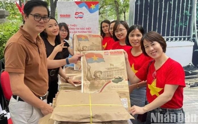 Người dân về Thủ đô nhận phụ san kỷ niệm ngày thống nhất
