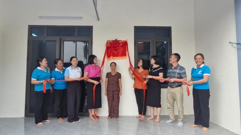Trao kinh phí hỗ trợ xây sửa “Mái ấm tình thương” cho gia đình hội viên phụ nữ có hoàn cảnh khó khăn