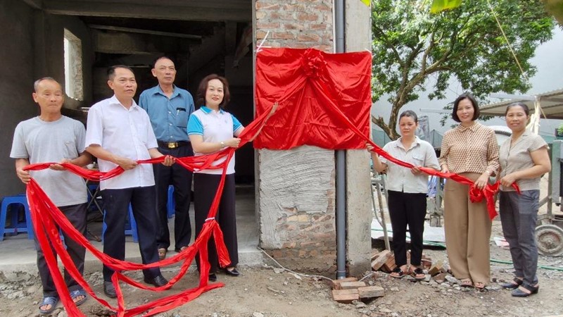 Hội LHPN Hà Nội trao kinh phí hỗ trợ xây dựng Mái ấm tình thương 