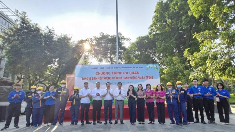 Phường Hai Bà Trưng tổ chức ra quân tổng vệ sinh môi trường 