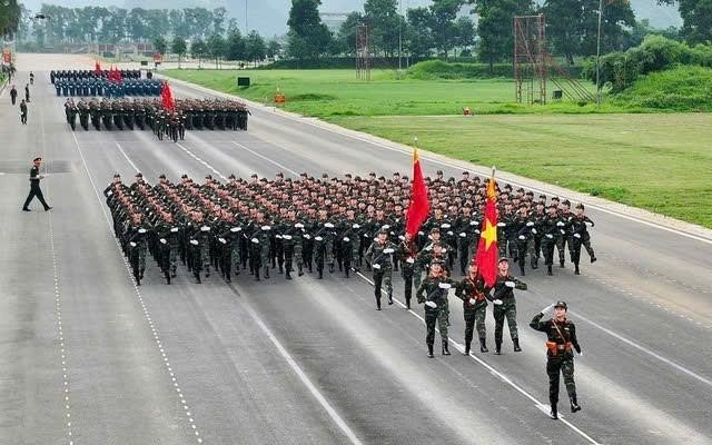 Người dân háo hức đi xem buổi tổng hợp luyện diễu binh, diễu hành tối nay (21/8)