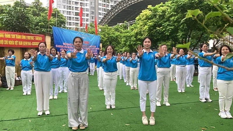 80 Phụ nữ phường Vĩnh Tuy đồng diễn dân vũ mừng Tết Độc lập 