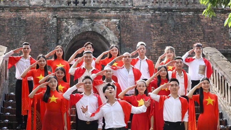 Áo dài truyền thống đồng hành cùng MV “Đất Nước Trọn Niềm Vui”  
