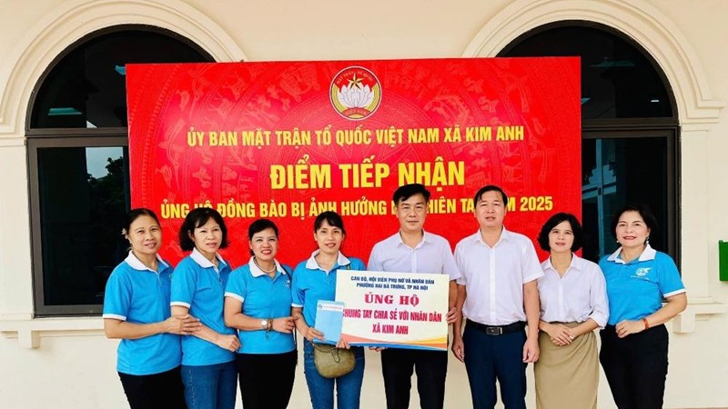 Hội LHPN phường Hai Bà Trưng san sẻ khó khăn với người dân bị ảnh hưởng bởi ngập lụt