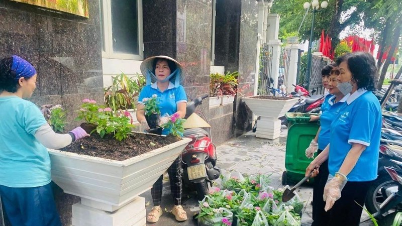 Phụ nữ phường Hai Bà Trưng ra quân vệ sinh môi trường chào mừng Đại hội Đảng bộ Thành phố