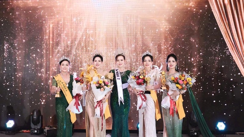 Doanh nhân Nguyễn Thị Hồng Hoa đăng quang danh hiệu Nữ hoàng Duyên dáng Tài sắc 2025.
