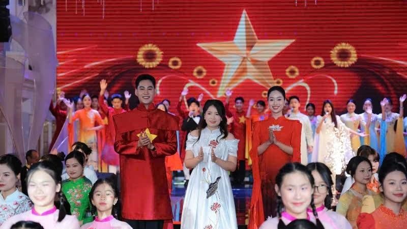 Nhà thiết kế Hoàng Ly và dấu ấn 30 năm giữ hồn áo dài truyền thống Việt Nam