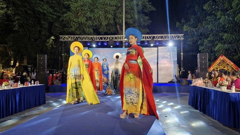 Festival áo dài “Phụ nữ phường Hai Bà Trưng vững bước vào kỷ nguyên vươn mình của dân tộc”