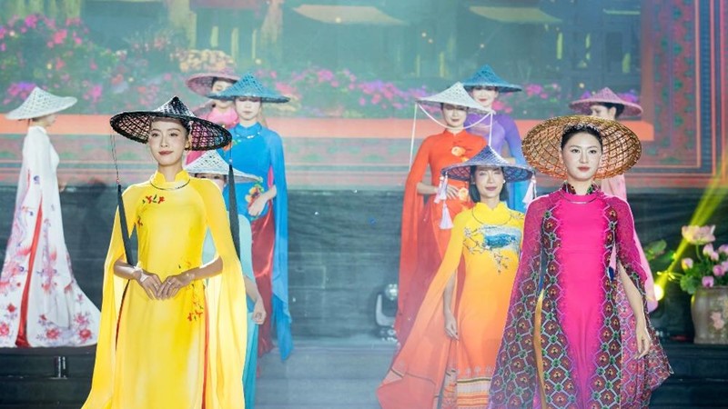 Dệt nhịp đập di sản qua “Hương sắc Việt Nam” tại Lễ hội Áo dài Du lịch 2025