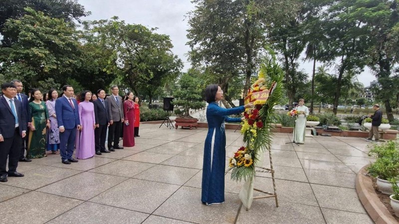 Đoàn đại biểu MTTQ thành phố Hà Nội dâng hoa tại Tượng đài Bác Hồ - Bác Tôn