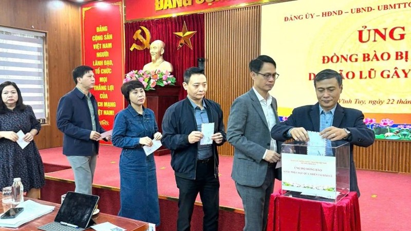 Cán bộ, công chức, viên chức phường Vĩnh Tuy quyên góp ủng hộ nhân dân miền Trung, Tây Nguyên bị lũ lụt 