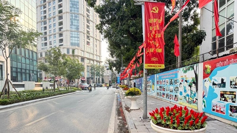 Phụ nữ phường Hai Bà Trưng: Chung tay làm đẹp tuyến phố hoa