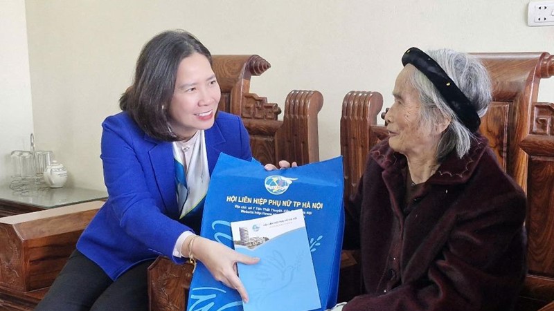 Hội LHPN Hà Nội thăm hỏi, tặng quà Tết tri ân người có công nhân dịp Tết Bính Ngọ 2026