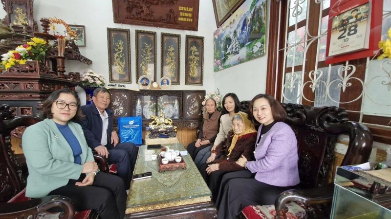 Hội LHPN Hà Nội thăm, tặng quà Tết Mẹ Việt Nam Anh hùng Nguyễn Thị Lân tại xã Sơn Đồng 