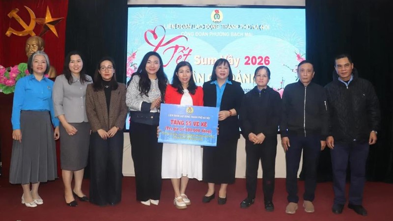 Phường Bạch Mai trao trợ cấp khó khăn tới đoàn viên, người lao động 