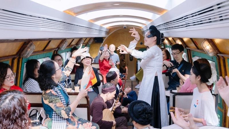  Đoàn tàu Hà Nội 5 cửa ô: Đánh thức ký ức Tết trong một không gian di động