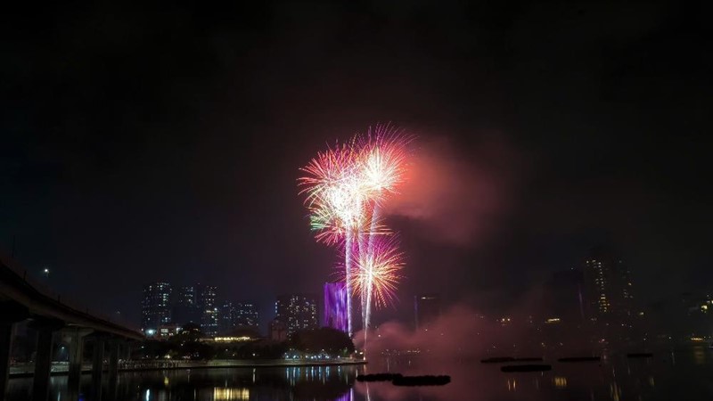 Pháo hoa thắp sáng bầu trời Hà Nội đêm giao thừa