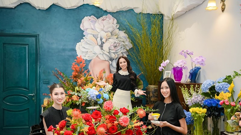 Top 3 Miss World Vietnam 2022 học cắm hoa 