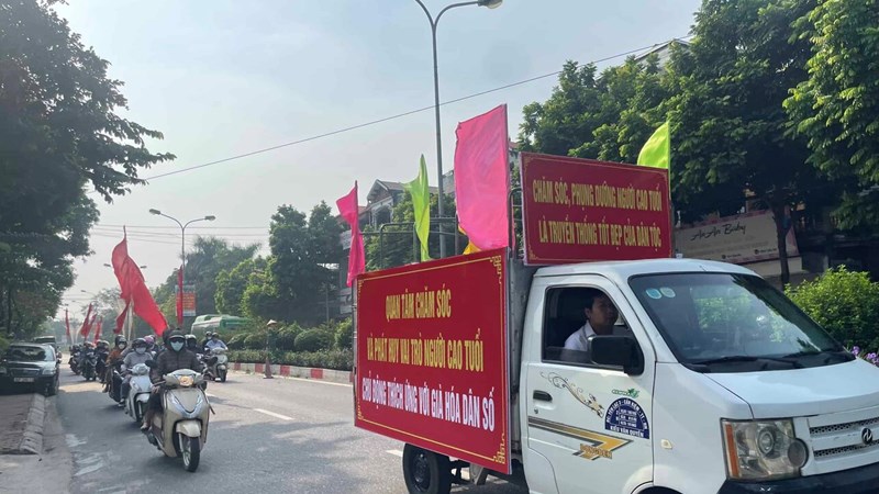 Huyện Thạch Thất tuyên truyền lưu động hưởng ứng ngày Quốc tế người cao tuổi