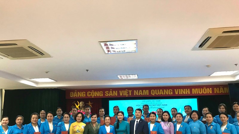 Bế giảng lớp bồi dưỡng công tác Hội cho 35 cán bộ phụ nữ nước bạn Lào